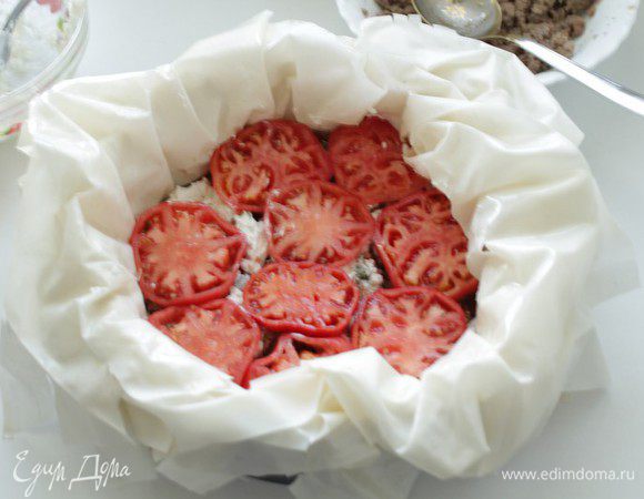 Нарезанные кольцами помидоры..