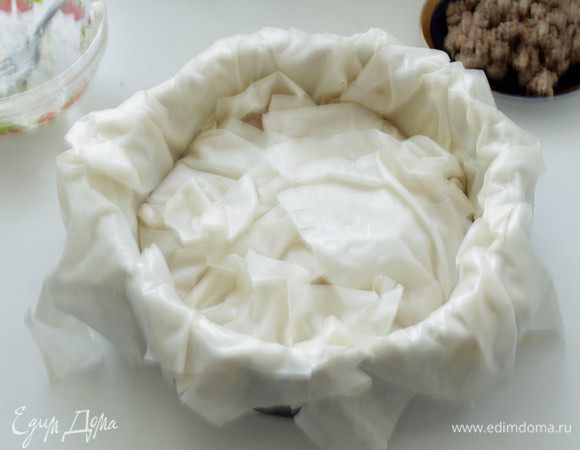 Накрываем начинку тремя листами теста.