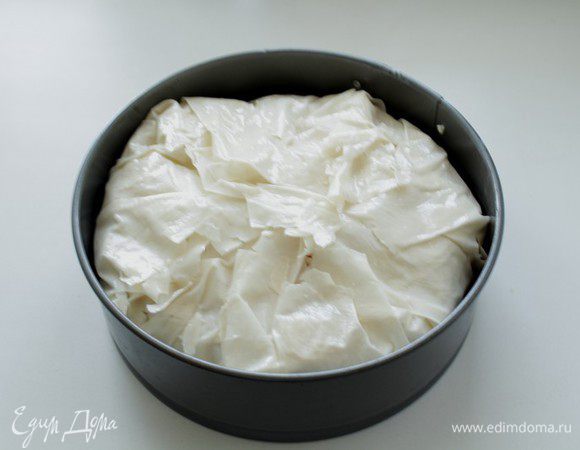 Еще раз повторяем слоями начинку, и закрываем оставшимися листами. Смазываем взбитым яйцом,