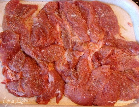 Филе бедра индейки разрезать так, чтобы получился по возможности более-менее цельный кусок. Отбить. Посыпать солью, смесью перцев из мельнички, желатином.