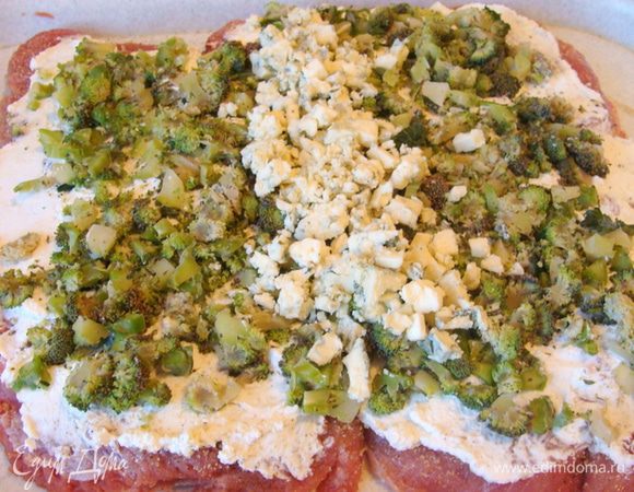 Сверху помазать рикоттой, распределить рубленную брокколи(у меня была свежая, которую я сама заморозила) и дор блю по центру. Еще посыпать желатином сверху.
Количество капусты и сыра можно регулировать по своему усмотрению.