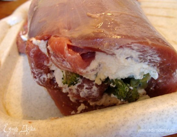 Свернуть рулет. У меня получился толстенький, в обхват двух ладошек. Это надо учитывать, при расчете время для запекания.