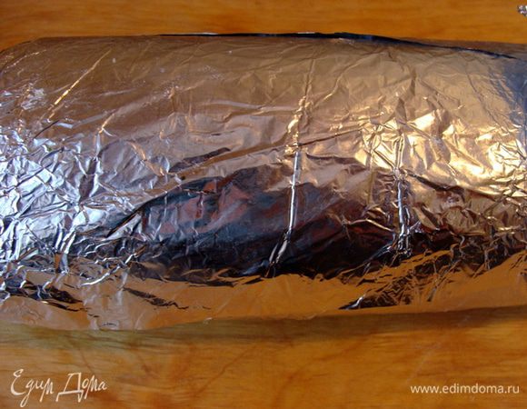 Завернуть в несколько слоев фольги. 
Запекать при 160*  1 час 15 минут, потом убавить огонь до 100-110* и оставить еще на 45 минут.
Выключить огонь, дать остыть в духовке, убрать в холодильник на ночь.