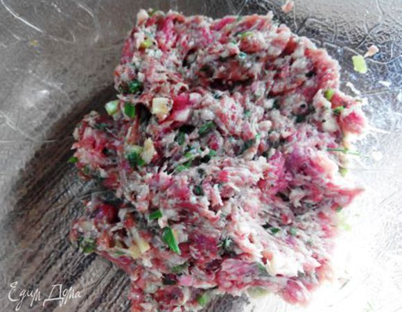 Готовим фарш. Зеленый лук мелко порезать. Чеснок и имбирь мелко порубить. Соединить все ингредиенты с мясным фаршем и тщательно перемешать.
Если кто любит по острее можно положить побольше имбиря, чили и чеснока, соль и перец по вкусу.