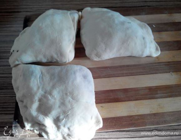 Каждую часть теста раскатать в тонкую лепешку диаметром примерно 22-23 см. На нее распределите тесто закрыв 3/4 части лепешки. (что б осталась четвертинка лепешки без фарша) 
От края до центра сделать надрез и загнуть четвертинку без теста что б накрыть им  1/4 часть начинки. Получить 3/4 от круга , далее еще раз накрываем так, что бы у вас получилась половинка круга.
И еще раз,получается конвертик (1/4) 
Залепляем края и жарим на сухой сковородке 5 минут. Поливаем растопленным сливочным маслом.
 