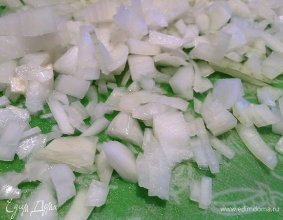Лук измельчить.