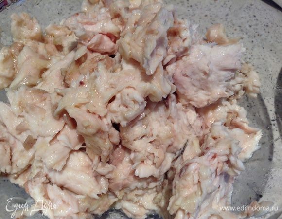 Смешать лук, яйцо и рыбу.