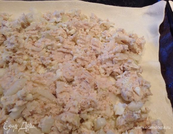 Пласты теста раскатать. Переложить на противень.
На нижний пласт выложить начинку.