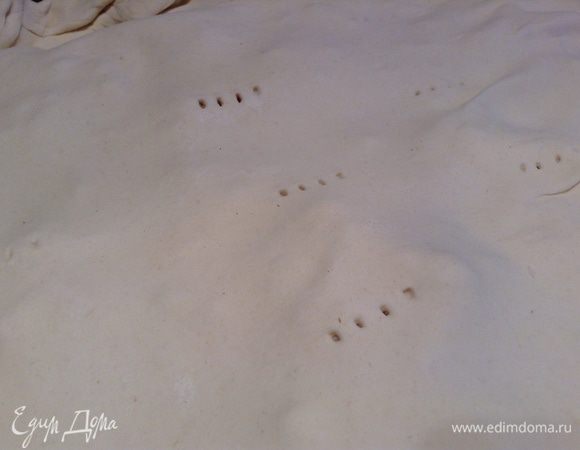 На поверхности верхнего пласта сделать дырочки и накрыть им.