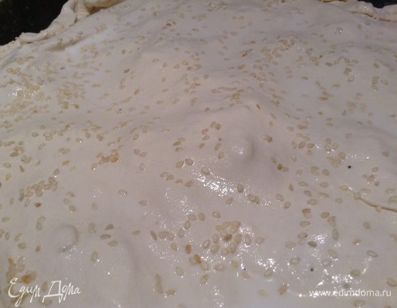Пирог смазать молоком и присыпать кунжутом.