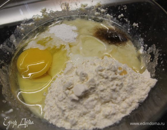 Добавляем яйцо, муку, разрыхлитель и растительное масло. Хорошо перемешиваем.
