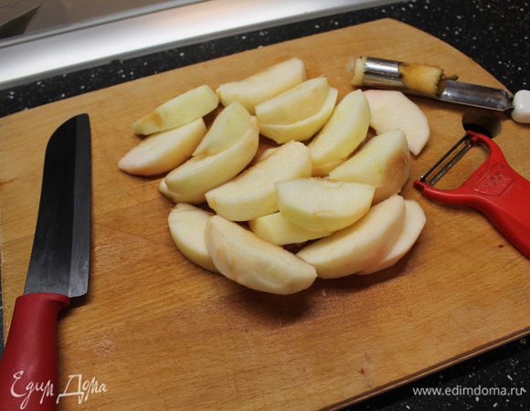 У яблок удаляем сердцевину, очищаем и режем дольками.