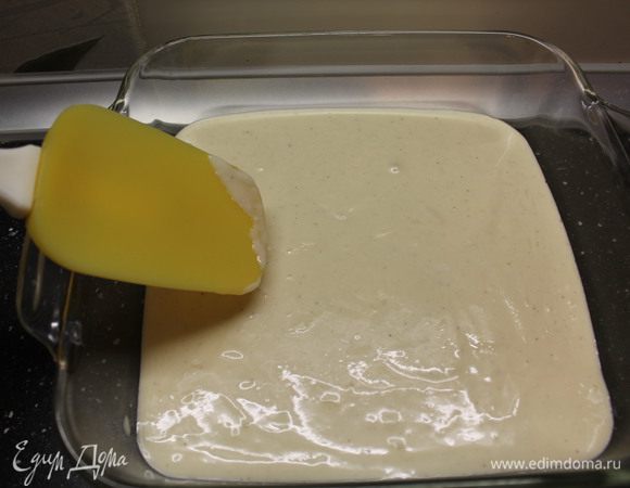 В форму наливаем творожную массу и разравниваем.
Если у вас металлическая форма, её следует застелить пергаментом!