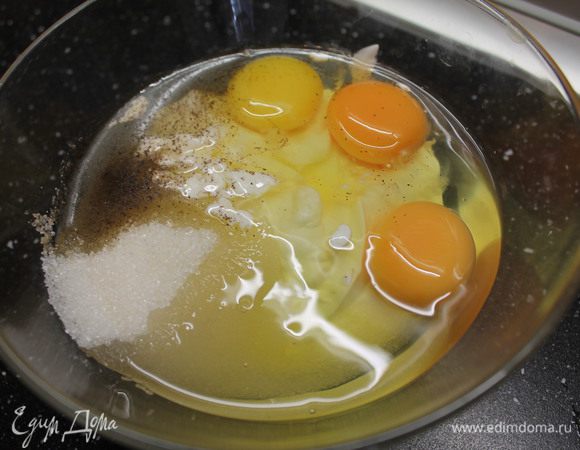 В отдельной миске взбиваем яйца, сахар, ванильный сахар, постепенно добавляя сметану.