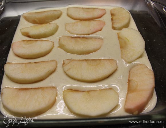 На творожную массу выкладываем яблочные дольки.