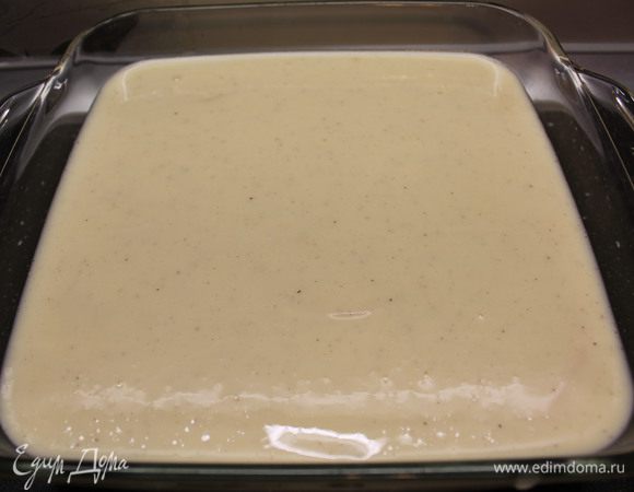 Сверху заливаем яично-сметанной смесью.