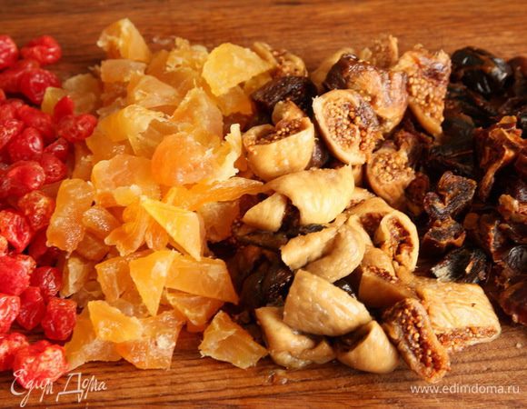 Нарезаем крупными кусочками персики, финики, инжир.