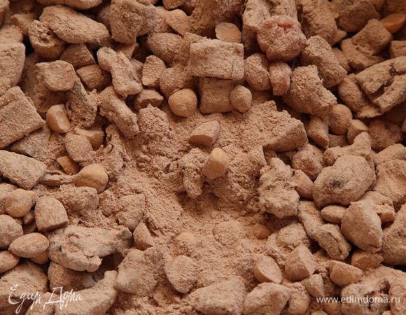 Орехи разрезаем пополам, добавляем вяленую вишню и нарезанные сухофрукты и смешиваем с какао-мучной смесью.