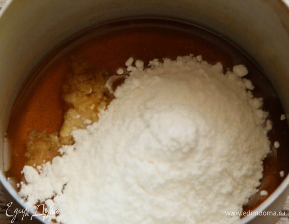 Смешиваем мед (у меня инвертный сироп) с сахарной пудрой и коричневым сахаром (я не добавляла), ставим на огонь.