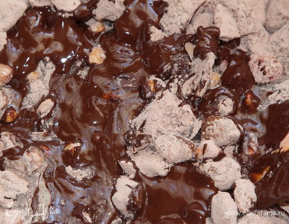 Добавляем подогретую сладкую смесь и шоколад в основную массу.