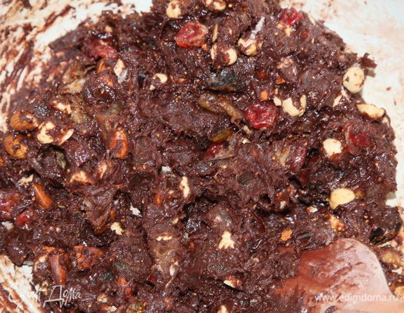 И тщательно вымешиваем. Получаем очень густую шоколадно- ореховую массу.