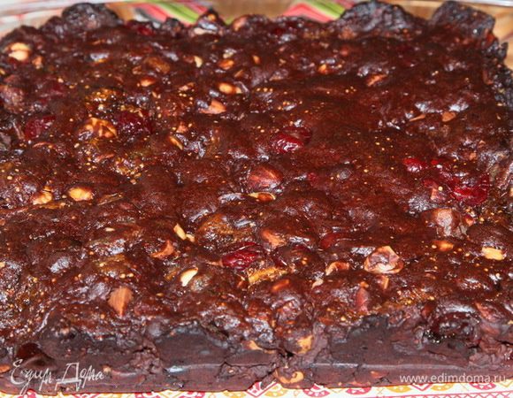 Духовку прогреваем до 200 градусов (обладателям электрических духовок достаточно 170 градусов). Берем противень размером 20х20х5 см. Далее у Юлии используется рисовая бумага, но у нас такого чуда кулинарии днем с огнем не найти, поэтому я взяла простую пекарскую бумагу и смазала растительным маслом. Выстилаем противень и равномерно распределяем массу. Выпекаем 45 минут. Вынимаем из духовки, даем немного остыть и вынимаем из противня. 