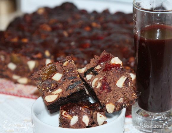 Полностью остужаем и нарезаем кому как нравится. Я нарезала квадратиками размером 2х2 см. Пробовали с красным сухим вином (какой-то испанский шедевр)