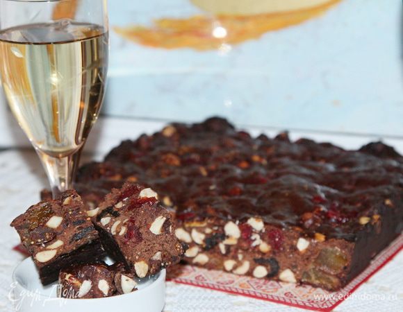 С белым сухим "Совиньон". И так, и так - хорошо! Но лично мне больше понравился вариант с белым вином. 