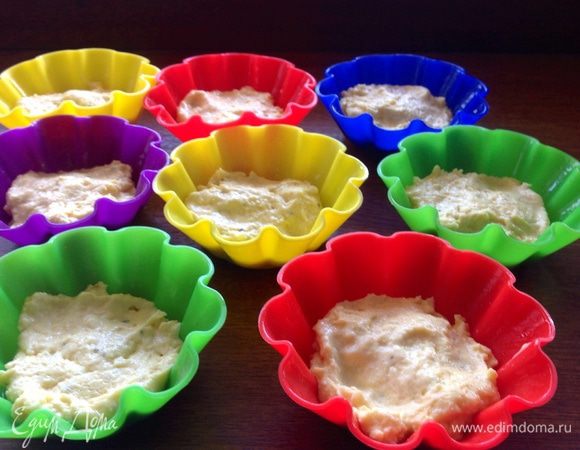 На дно формочки положите немного теста.