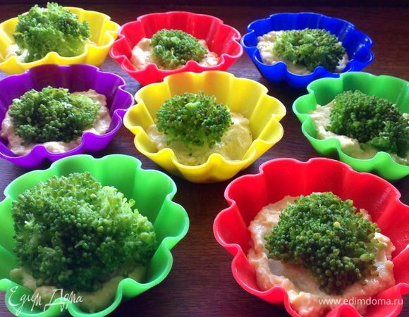 Вставьте ножкой вниз брокколи.