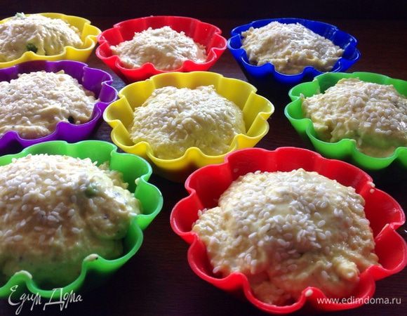 Сверху положите тесто. Оно тягучее, поэтому сначала смачивайте ложку водой и формируйте тесто так, чтобы прикрыть брокколи. Посыпьте кунжутом.