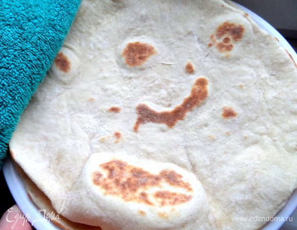 Берём покупной тонкий лаваш...или нажарим свои,домашние: http://www.edimdoma.ru/retsepty/69572-lavash-drozhzhevoy