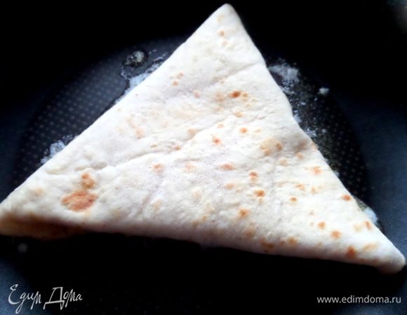 Растопим в сковороде ложку сливочного масла и жарим в нём треугольник швом вниз.
