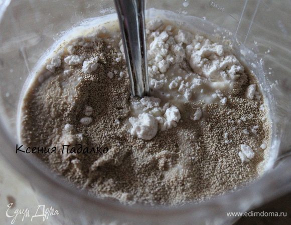 В первую очередь займемся опарой. Для этого, в теплое молоко нужно добавить дрожжи, сахар и муку. Хорошо все перемешать. Накрыть полотенцем и оставить в теплом месте на 15 минут.