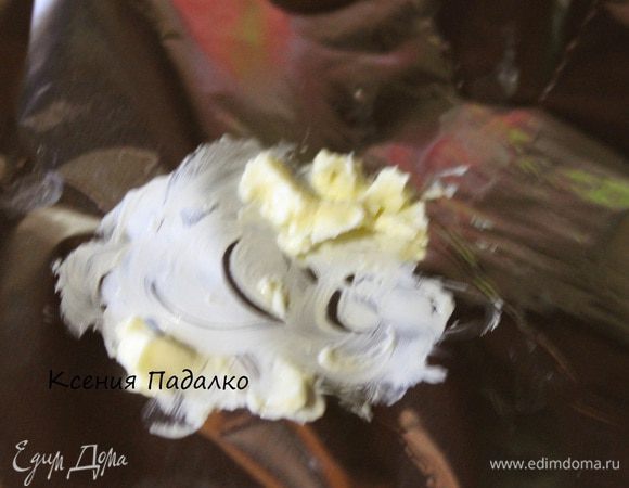 Фольгу разложить на столе, блестящей стороной вверх. В середине фольги, положить 0,5 ч.л. сливочного масла и размазать его слегка.