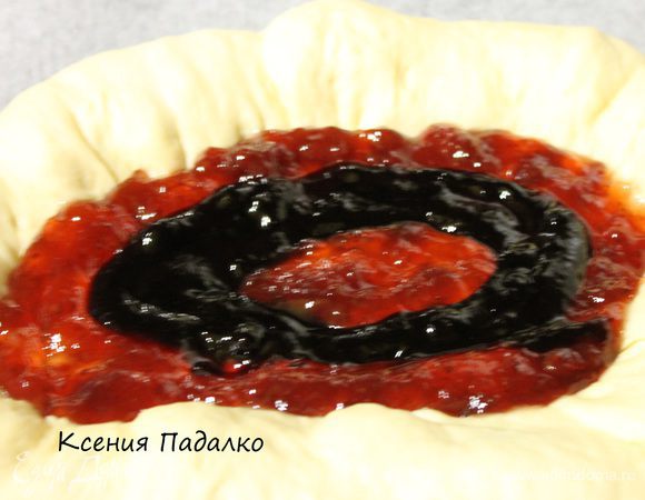 Теперь в пустую серединку кладем два джема. У меня был клубничный и черничный.