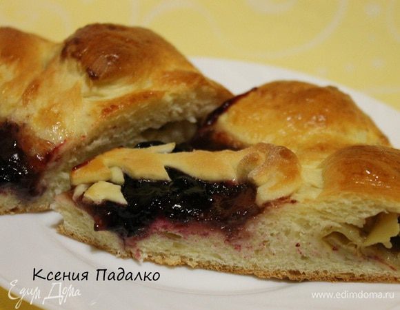 Из отложенного теста, делаем решетку, которую выкладываем поверх джема. Смазываем верх пирога желтком и ставим в заранее разогретую до 190 градусов духовку, на 30-40 минут. Когда пирог зарумянится, значит он готов. Приятного аппетита!!!