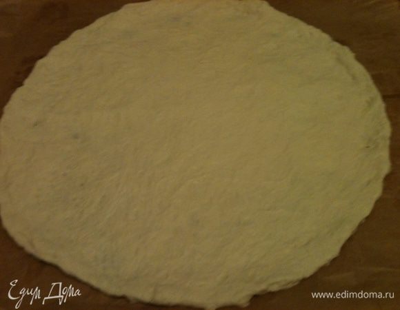 Тесто я готовлю в хлебопечке на режиме "Тесто для пиццы". 
Готовое тесто растянуть как можно тоньше. Я его растянула на пекарской бумаге.