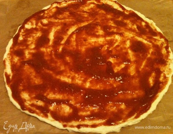 Смазать томатным соусом (идеально из консервированных томатов в собственном соку).