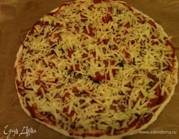 Посыпаем натертым сыром. Выпекаем при 180-200, уложив бумагу с заготовкой на раскаленный камень. 