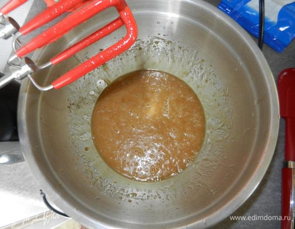 В большой емкости взбить 1 яйцо, 1 ст. коричневого тростникового сахара и 1 ст.л. ванильного экстракта. 