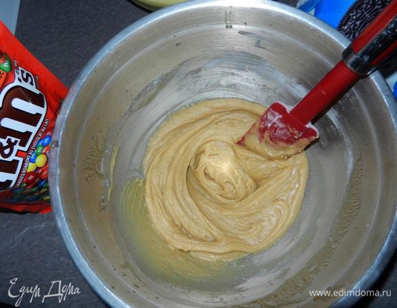 Перемешать вместе 1 ст. муки с 1/4 ч.л. соды и 1/4 ч.л. соли (сода и соль - по желанию, они придают хруст печенью). Добавить в сахарную смесь. Хорошо перемешать.