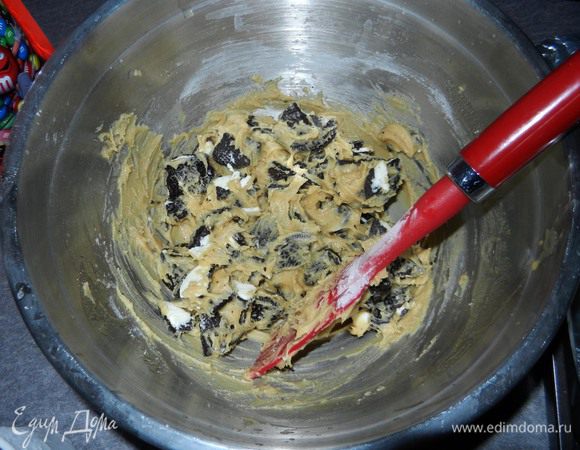 Смешать с вручную поломанными на кусочки 18 шт. печенья "Орео".