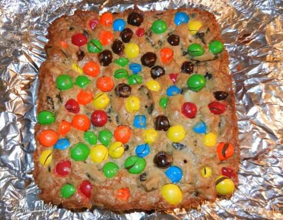 Выпекать 25-30 минут или пока зубочистка будет выходить с маленькими влажными крошками (не перепекать). Вынуть из духовки, дать полностью остыть. 