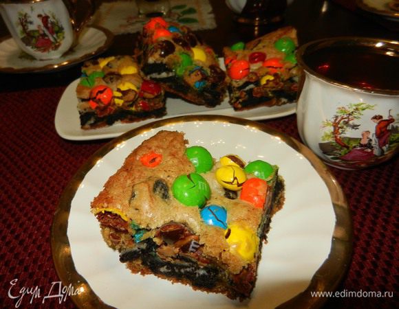 Осторожно порезать печенье на квадратики, макая нож в горячую воду.