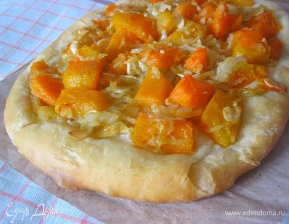 Готовую лепешку с тыквой немного остудить и подавать.
