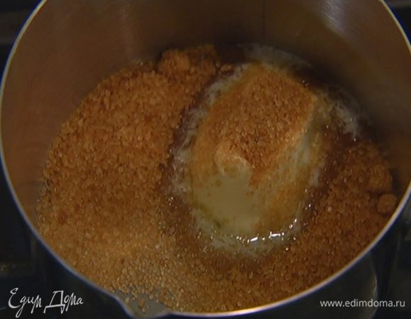 В небольшой кастрюле соединить сливочное масло и сахар и растопить на небольшом огне.