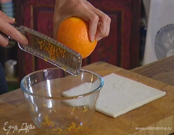 Цедру апельсина натереть на мелкой терке.