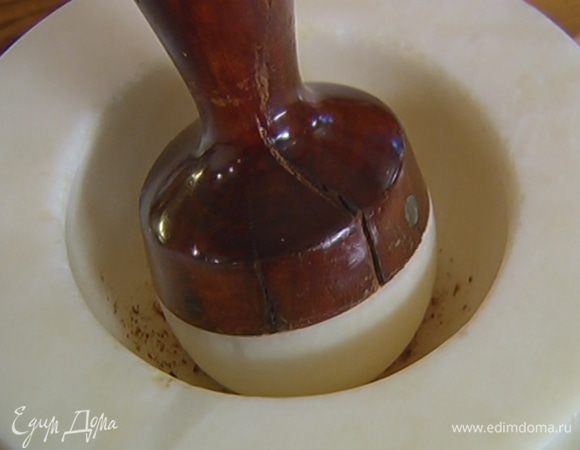 Гвоздику и зерна кардамона растереть в ступке, всыпать мускатный орех и все перемешать.