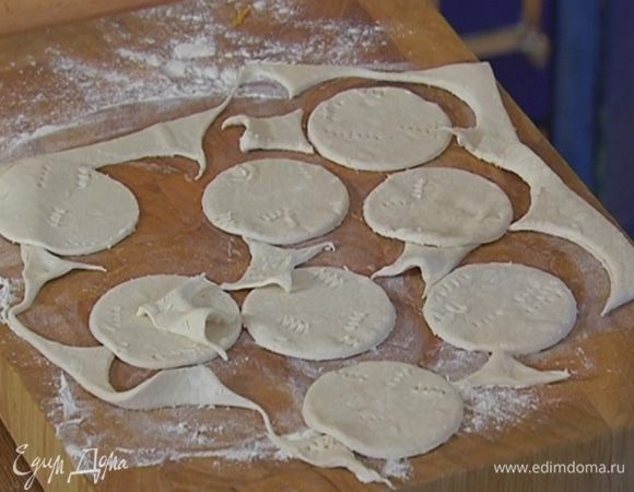 Вырезать из теста кружки.